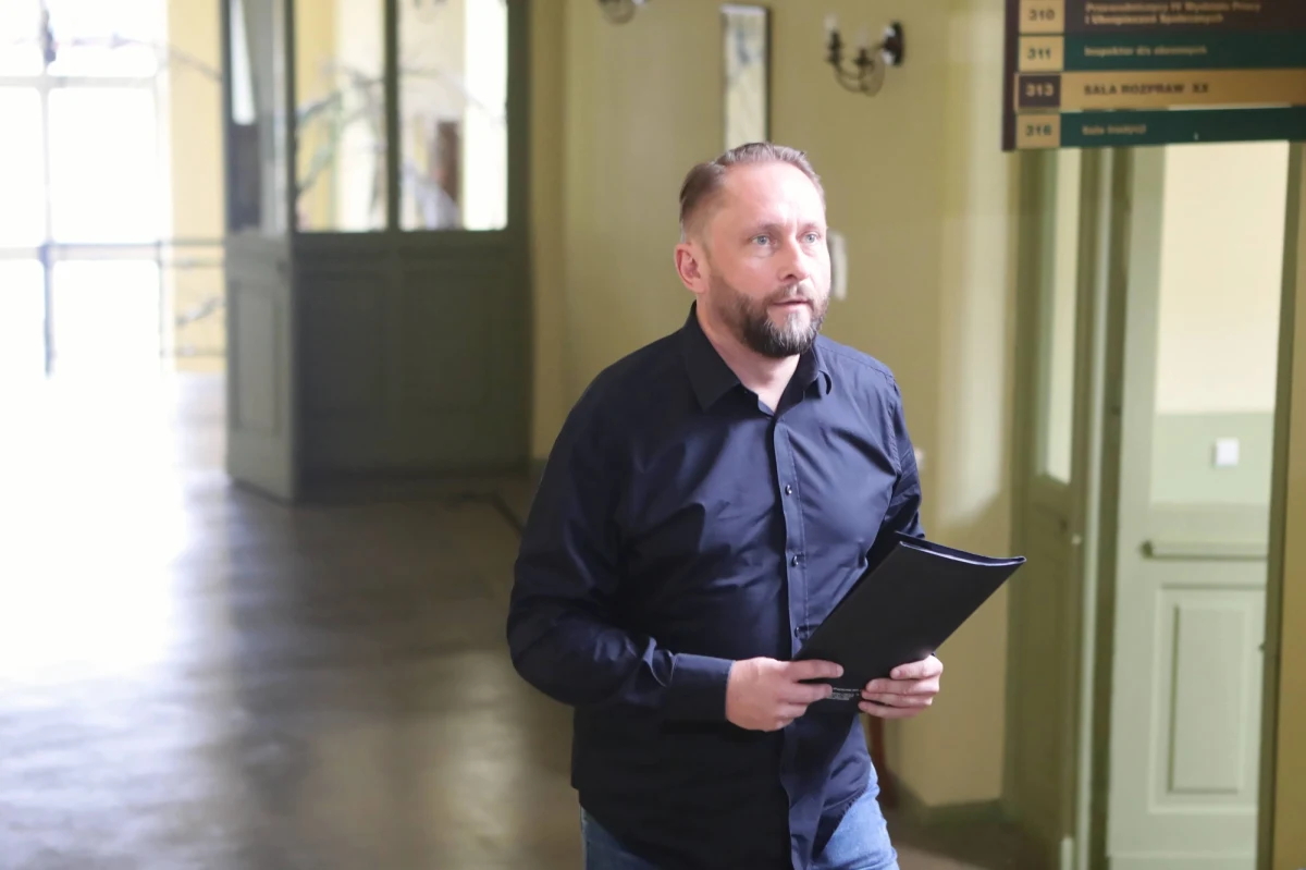 "Powaga czynu zarzucanego Kamilowi Durczokowi jest bezdyskusyjna, jednak prokuratura nie wykazała, że podejrzany mógłby utrudniać śledztwo i tylko aresztowanie jest w stanie zabezpieczyć prawidłowy tok postępowania" - tak katowicki sąd uzasadnił odmowę aresztowania dziennikarza. Durczok w ubiegłym tygodniu zatrzymany pod zarzutem oszustwa i podrobienia weksla.