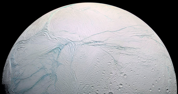 Lodowy księżyc Saturna, Enceladus jest jednym z najciekawszych obecnie dla astronomów obiektów Układu Słonecznego. Księżyc o średnicy około 500 kilometrów pokrywa warstwa lodu, pod którą kryje się otaczający skaliste jądro, głęboki na 30 kilometrów, globalny ocean. W okolicach bieguna południowego Encekladusa lodową powierzchnię przecina szereg równoległych, przypominających tygrysie paski formacji, z których okresami wytryskuje woda. Czegoś takiego nie ma nigdzie indziej w Układzie Słonecznym. Naukowcy od dawna zadawali sobie pytanie o pochodzenie tych pasków. Ostatnio zbliżyli się do odpowiedzi. Pisze o tym w najnowszym numerze czasopismo "Nature Astronomy". Dobre zrozumienie mechanizmów, które tam działają jest istotne, naukowcy uznają Enceladusa za jedno z miejsc, gdzie warto szukać śladów życia. 