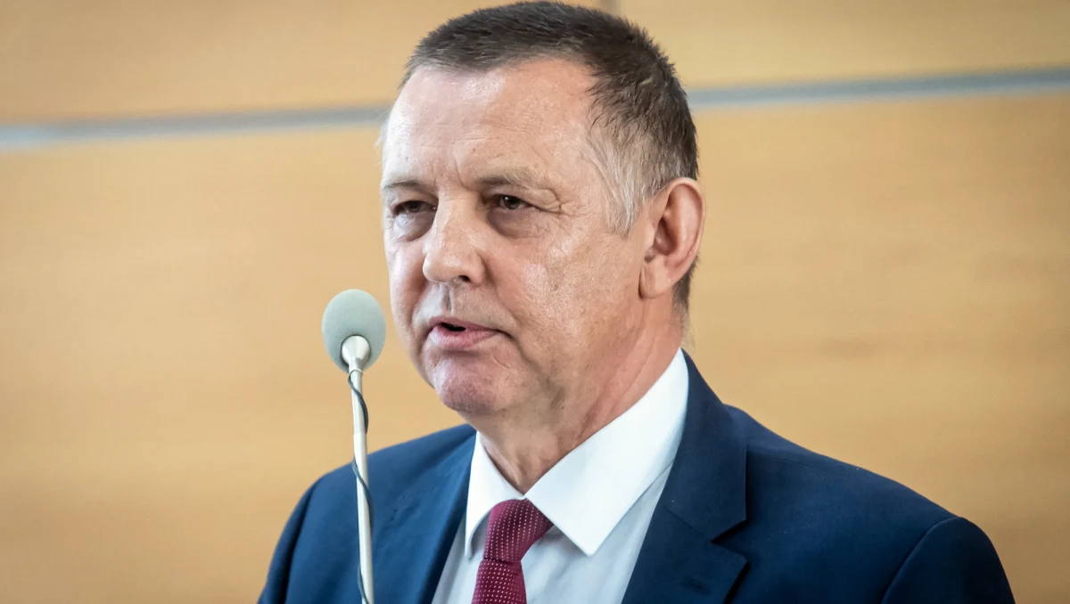 Marian Banaś wciąż ma dostęp do informacji niejawnych, a wszczęte wobec niego kilka dni temu postępowanie sprawdzające ABW nie ma na to wpływu - twierdzą prawnicy NIK. Według ich analiz, do których dotarli dziennikarze RMF FM, Agencja Bezpieczeństwa Wewnętrznego nie może zawiesić Banasiowi certyfikatów bezpieczeństwa. Jeśli mają rację, prezes Izby wygrałby na gruncie prawa kolejną potyczkę z rządzącymi.