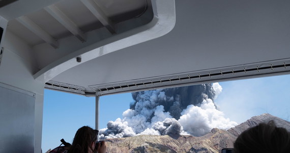 Premier Nowej Zelandii Jacinda Ardern powiedziała, że osiem osób, uznanych za zaginione po erupcji wulkanu na Białej Wyspie, prawdopodobnie nie żyje, a kilkoro spośród 31 rannych jest w stanie krytycznym.