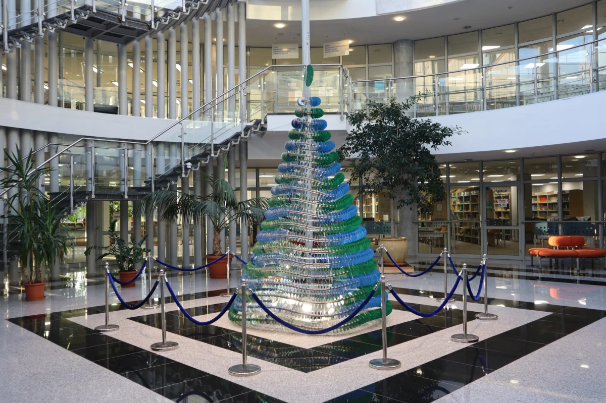 Choinka nie zawsze musi być zielona i pachnąca. Od kilku lat w holu biblioteki Uniwersytetu Warmińsko-Mazurskiego w Olsztynie pojawiają się oryginalne świąteczne drzewka. W tym roku też jest co podziwiać.