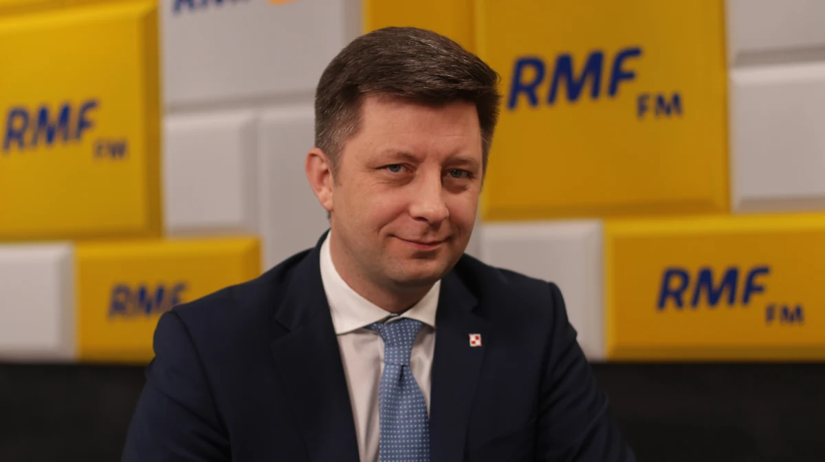 "Po powrocie pan premier zaprosi panią Olgę Tokarczuk, żeby złożyć jej osobiste gratulacje" - deklarował w Porannej rozmowie w RMF FM Michał Dworczyk. "Nobel to pewnie radość dla wszystkich Polaków i świetna promocja dla naszego kraju" - przyznał szef Kancelarii Prezesa Rady Ministrów. Dopytywany przez Roberta Mazurka, czy czytał którąś z książek Tokarczuk, stwierdził, że od 4 lat czyta głównie dokumenty, ewentualnie bajki najmłodszemu synowi, a z czytaniem czegokolwiek innego ma problem. 