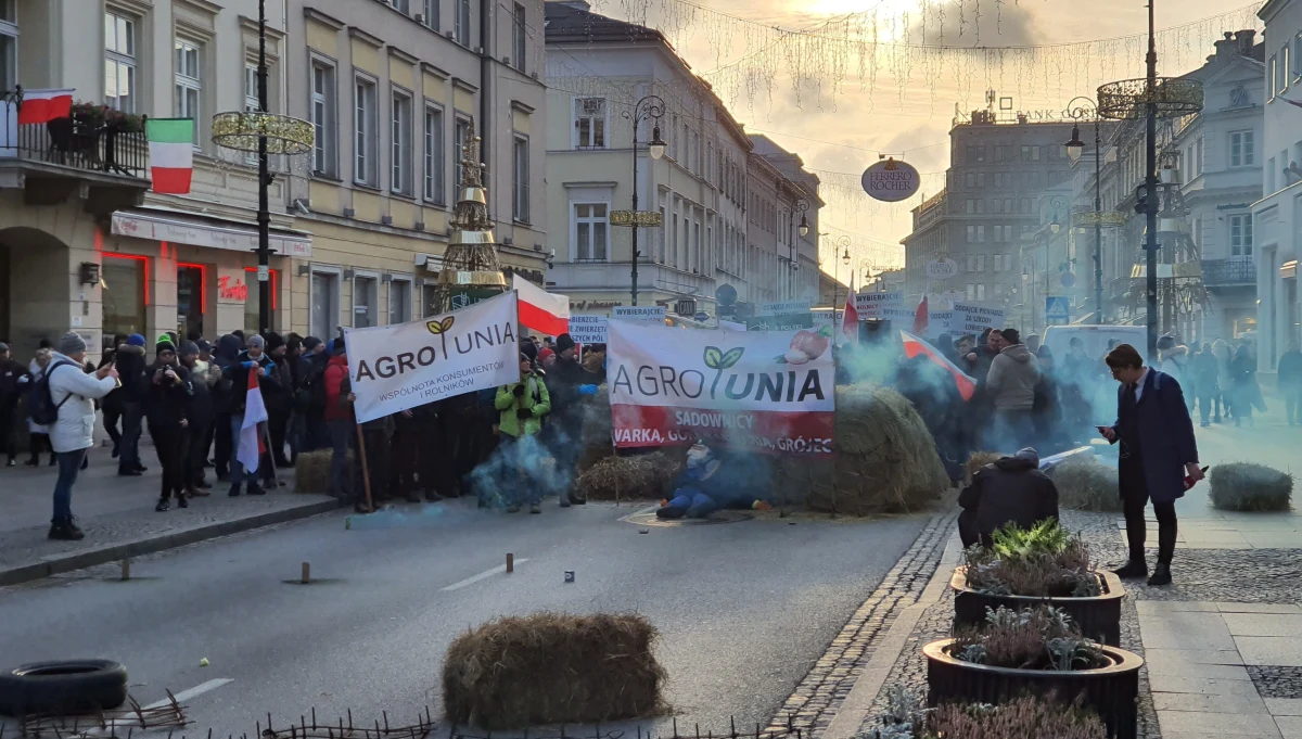 Rolnicy zrzeszeni w ruchu AGROunia protestują przed siedzibą Polskiego Związku Łowieckiego w Warszawie. Ulica Nowy Świat jest całkowicie nieprzejezdna. Policjanci siłą usunęli demonstrujących rolników. 