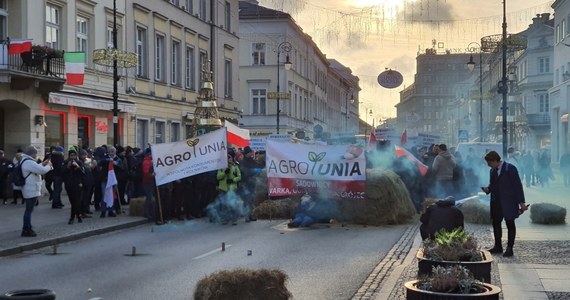 Rolnicy zrzeszeni w ruchu AGROunia protestują przed siedzibą Polskiego Związku Łowieckiego w Warszawie. Ulica Nowy Świat jest całkowicie nieprzejezdna. Policjanci siłą usunęli demonstrujących rolników. 