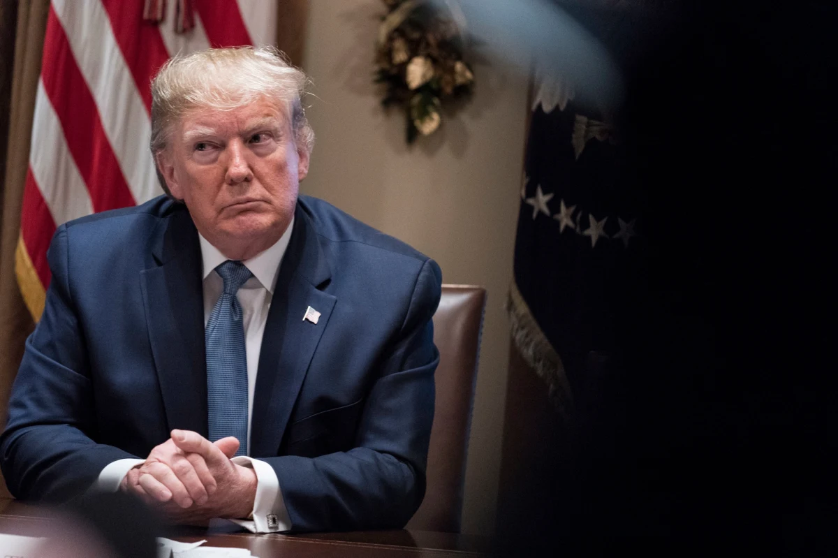 Nadużycie władzy przez wywieranie presji na władze Ukrainy i utrudnianie pracy Kongresu USA - to dwa artykuły impeachmentu prezydenta USA Donalda Trumpa, które ogłosili właśnie szefowie kontrolowanych przez demokratów komisji Izby Reprezentantów. Artykuły są zwieńczeniem ponad 100 godzin zeznań 17 świadków w parlamentarnym śledztwie. Rzeczniczka Białego Domu zapowiedziała już, że do tych "fałszywych zarzutów" Donald Trump odniesie się podczas procesu w - kontrolowanym przez republikanów - Senacie. Sam prezydent ponownie zaś nazwał śledztwo "polowaniem na czarownice".