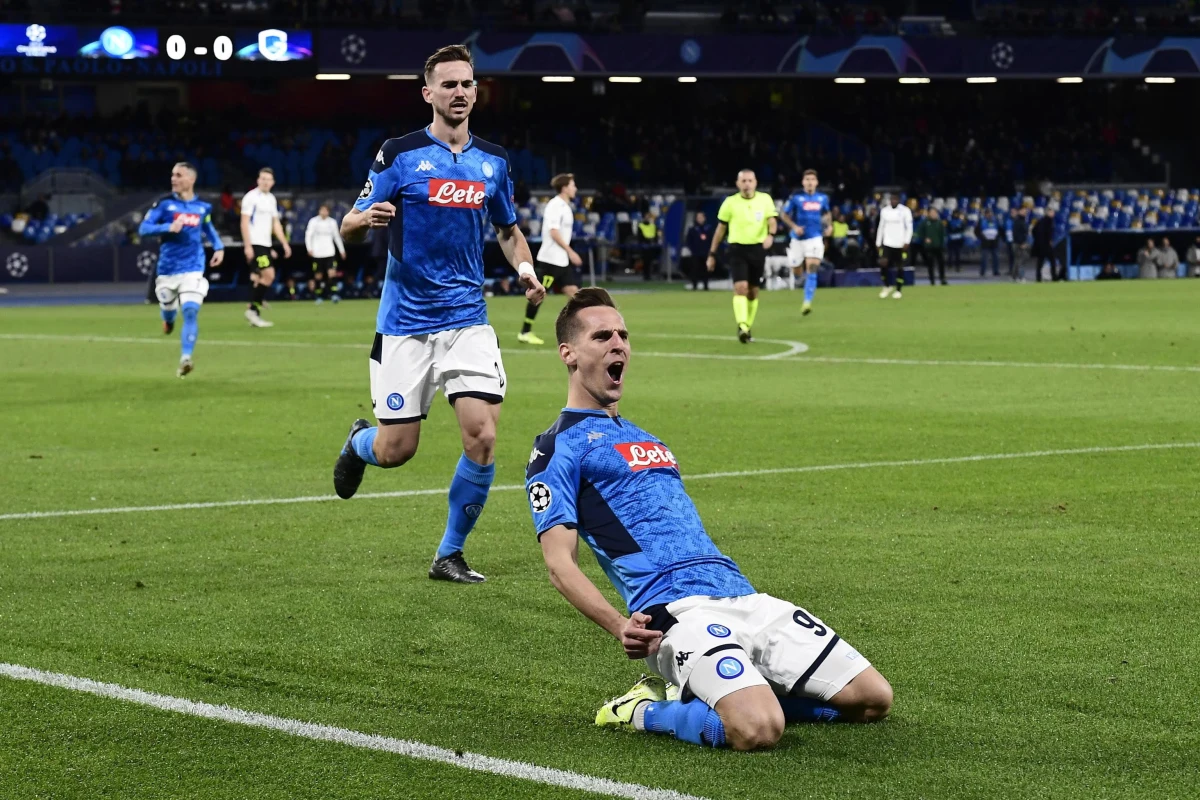 Arkadiusz Milik błyszczał w rozgrywanym przed własną publicznością pojedynku Napoli z KRC Genk w ostatniej kolejce grupy E Ligi Mistrzów: w ciągu niespełna 40 minut gry polski napastnik skompletował hattricka! Jego zespół ostatecznie pokonał rywali 4:0 i awansował do 1/8 finału Champions League.