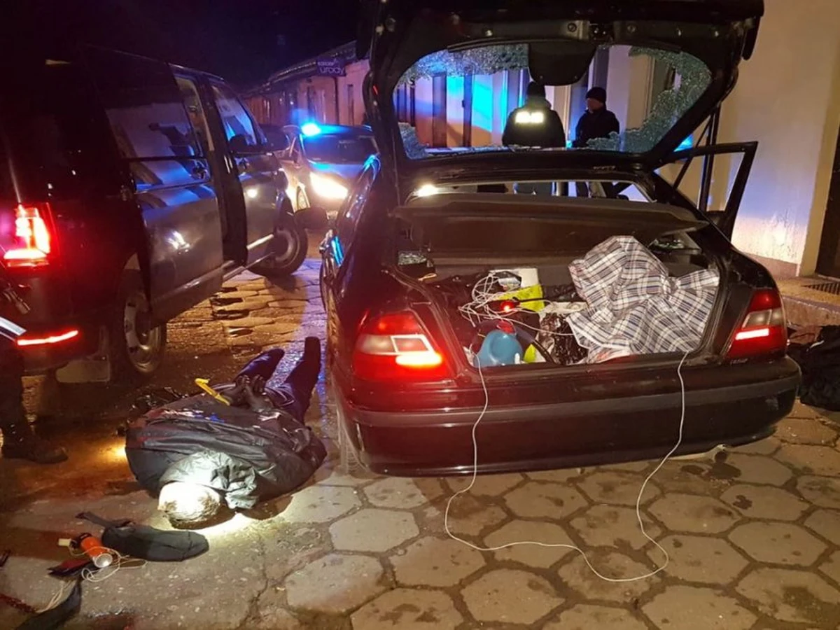 Policjanci zatrzymali trzech mężczyzn, którzy włamali się do bankomatu w Cegłowie na Mazowszu i usiłowali ukraść z niego pieniądze. Mężczyźni zostali zatrzymani na gorącym uczynku. Mają od 30 do 43 lat. 