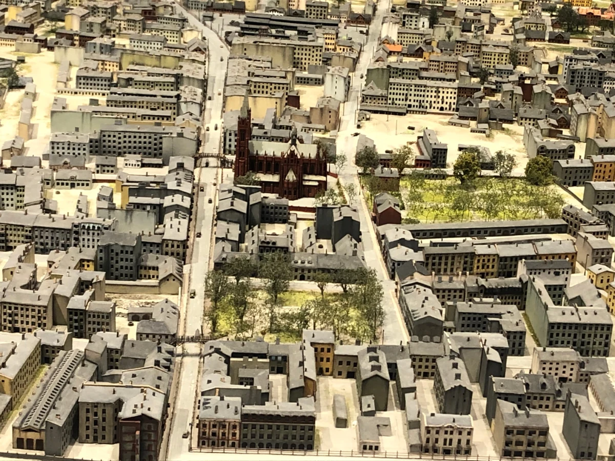 Największa wystawowa makieta w Polsce została zaprezentowana w Stacji Radegast, oddziale Muzeum Tradycji Niepodległościowych w Łodzi. Ma powierzchnię 40 metrów kwadratowych i prezentuje kompletny model łódzkiego getta z maja 1942 roku. 