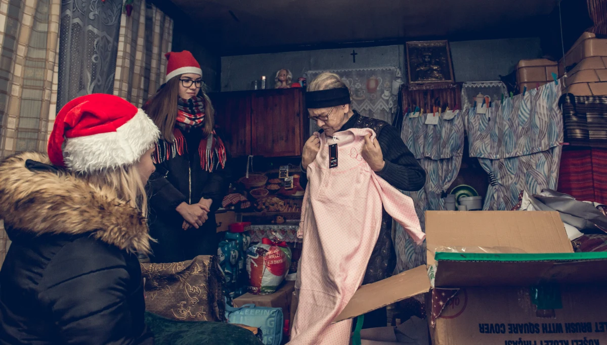 Przez te dwa dni w Polsce działy się prawdziwe cuda. Wolontariusze Szlachetnej Paczki w sobotę i niedzielę 7-8 grudnia ponownie zapukali do tysięcy domów w całej Polsce, by przekazać dedykowaną pomoc najbardziej potrzebującym i wnieść w ich życie nadzieję na zmianę. W tym roku Paczka dzięki szlachetnym sercom darczyńców pomogła 14 562 rodzinom z najdalszych zakątków kraju. Łączna wartość przekazanej pomocy przekroczyła 45 mln zł, dokładnie wyniosła 45 860 684. Pełne wyniki 19. edycji Szlachetnej Paczki poznamy już w środę o godzinie 10.30 podczas konferencji prasowej Stowarzyszenia Wiosna, organizatora programu.