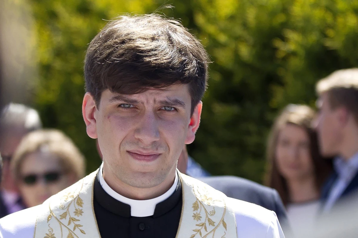 "Obecnie moja reputacja jako księdza jest zdruzgotana przez plotki i domysły. Z bólem stwierdzam też, że nie udało mi się pokonać kryzysu wiary i powołania. W tej sytuacji nie pozostało mi nic innego, jak złożyć w kurii diecezji bielsko-żywieckiej prośbę skierowaną do Ojca Świętego o przeniesienie mnie do stanu świeckiego (...)" - napisał ks. Tymoteusz Szydło. Syn byłej premier przekazał swoje oświadczenie Katolickiej Agencji Informacyjnej. 