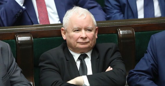 Dzień po tym, jak prezes PiS Jarosław Kaczyński opuścił szpital po zabiegu kolana, przed jego domem na warszawskim Żoliborzu pojawiła się karetka pogotowia – pisze "Super Express". 2 grudnia prezes Kaczyński przeszedł operację kolana.
