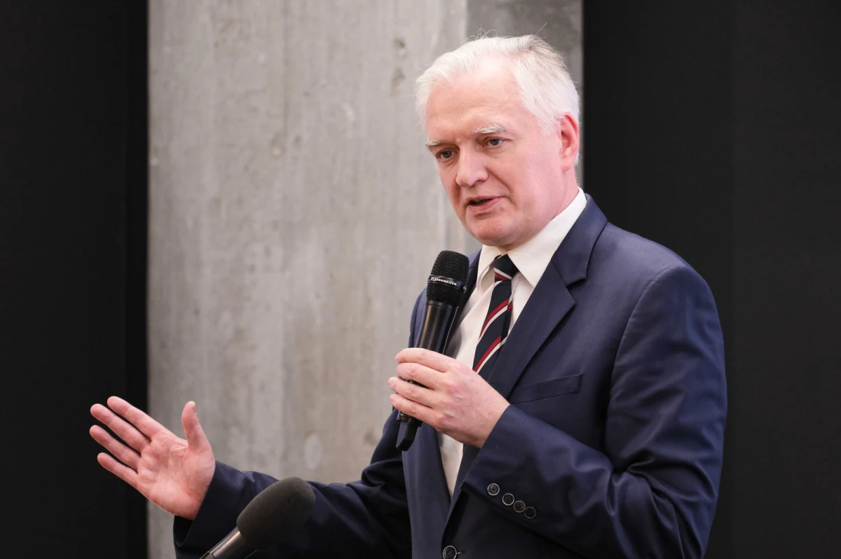 Zderzenie limuzyny Służby Ochrony Państwa z tirem na drodze krajowej nr 7 w okolicach Kuklina, na granicy Mazowsza oraz Warmii i Mazur. Jak usłyszał reporter RMF FM Krzysztof Zasada, samochód jechał na sygnale. Limuzyną podróżował wicepremier Jarosław Gowin. W wyniku zderzenia nikt nie ucierpiał. Policja wyjaśnia okoliczności zdarzenia. 