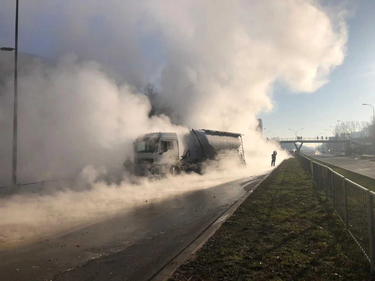 Do potężnej awarii ciepłowniczej doszło o poranku w Warszawie w okolicach ul. Powsińskiej. Nad stolicą unosiły się kłęby pary wodnej, w mieście pojawiły się ogromne problemy z dostawami ciepłej wody i ogrzewaniem, a także komunikacyjne: początkowo ruch w okolicach ul. Powsińskiej paraliżowały unoszące się w rejonie awarii kłęby pary, mocno ograniczające widoczność - po południu, w związku z zamknięciem fragmentów tras w tym rejonie, w korkach stanęła cała południowa Warszawa. W wyniku awarii ucierpiały dwie osoby: zostały poparzone przez gorącą wodę i parę wodną. Według informacji przekazanych przez prezydenta miasta Rafała Trzaskowskiego po posiedzeniu sztabu kryzysowego, awaria powinna być usunięta do godziny 22:00. Jak jednak przyznała w rozmowie z RMF FM rzeczniczka Ratusza, w grę wchodzi również wariant pesymistyczny, w którym usuwanie awarii może potrwać nawet kilka dni.