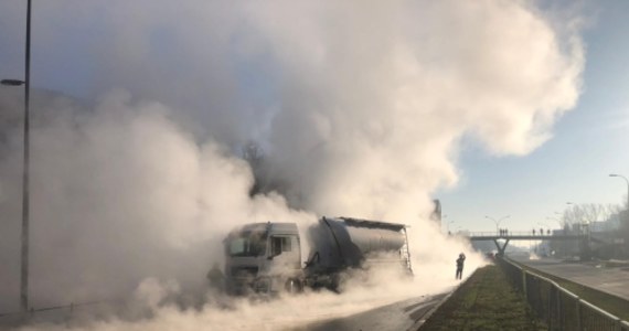 Do potężnej awarii ciepłowniczej doszło o poranku w Warszawie w okolicach ul. Powsińskiej. Nad stolicą unosiły się kłęby pary wodnej, w mieście pojawiły się ogromne problemy z dostawami ciepłej wody i ogrzewaniem, a także komunikacyjne: początkowo ruch w okolicach ul. Powsińskiej paraliżowały unoszące się w rejonie awarii kłęby pary, mocno ograniczające widoczność - po południu, w związku z zamknięciem fragmentów tras w tym rejonie, w korkach stanęła cała południowa Warszawa. W wyniku awarii ucierpiały dwie osoby: zostały poparzone przez gorącą wodę i parę wodną. Według informacji przekazanych przez prezydenta miasta Rafała Trzaskowskiego po posiedzeniu sztabu kryzysowego, awaria powinna być usunięta do godziny 22:00. Jak jednak przyznała w rozmowie z RMF FM rzeczniczka Ratusza, w grę wchodzi również wariant pesymistyczny, w którym usuwanie awarii może potrwać nawet kilka dni.