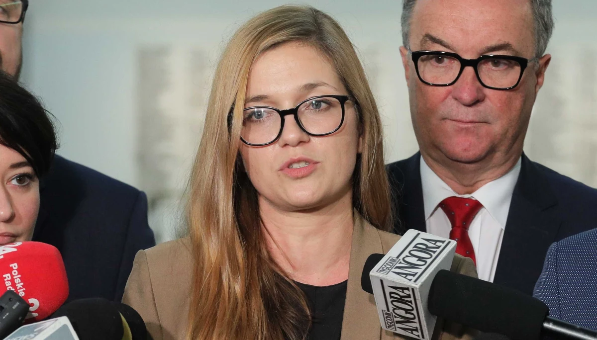 ​W Sejmie są osoby różnych wyznań, także niewierzące. Sejm jest przestrzenią publiczną, miejscem stanowienia prawa dla wszystkich obywateli. Krzyża w takim miejscu być nie powinno - oceniła w środę szefowa Komisji Polityki Społecznej i Rodziny Magdalena Biejat (Lewica).