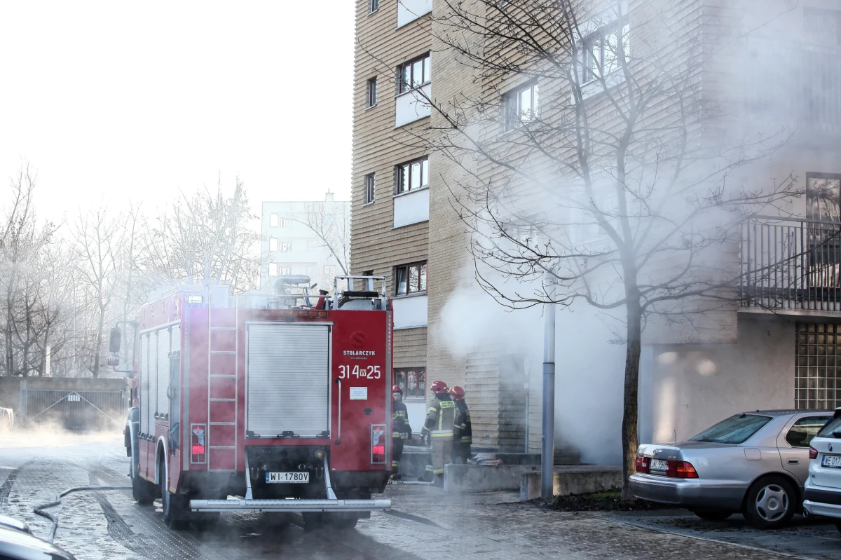 W wyniku awarii ciepłowniczej na ul. Powsińskiej poparzona została kobieta, która ratowała zwierzę z zalanej piwnicy - taką informację przekazała stołeczna Komenda Miejska PSP. Do potężnej awarii doszło przed godziną 10:00.