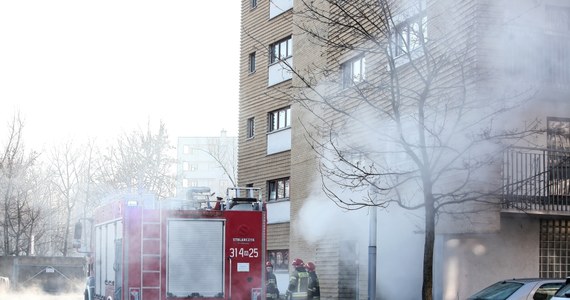 W wyniku awarii ciepłowniczej na ul. Powsińskiej poparzona została kobieta, która ratowała zwierzę z zalanej piwnicy - taką informację przekazała stołeczna Komenda Miejska PSP. Do potężnej awarii doszło przed godziną 10:00.