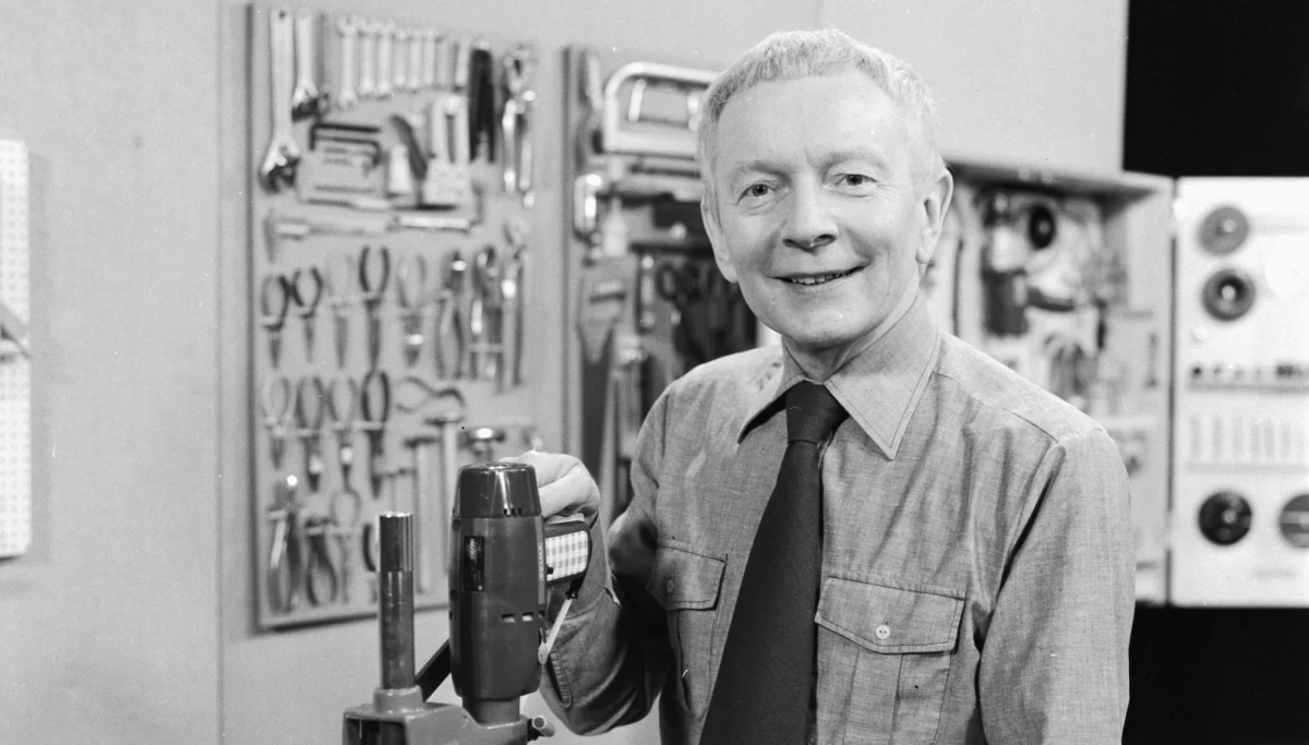 ​Do butelki po mleku wkładało się korek po winie. Zamiast rąk i nóg miał wbite gwoździe. Głowa była złotówką. Pan w telewizji zatykał butelkę dłonią. Po czym delikatnie, wpuszczał do niej powietrze, sprawiał, że nurek zanurzał się głębiej. Mógł też stanąć w miejscu lub płynąć w górę. Nie wiem z jakich korzystał praw fizyki. Pamiętam natomiast cotygodniowe spotkania z Bogiem.