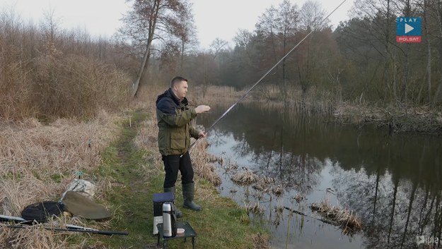 Zapraszamy na nowy magazyn wędkarski „Kołowrotek”. Doświadczony wędkarz i doktor ichtiologii Adam Tański wyruszy nad najbardziej malownicze zbiorniki wodne w Polsce, aby przeczesać głębiny i złowić duuuuuużą rybę. W naszym programie znajdziecie nie tylko ważne i cenne porady dla pasjonatów moczenia kija, ale przede wszystkim masę ciekawostek o rybach i ich środowisku. To wszystko zawsze z lekkim przymrużeniem oka i w okolicznościach naprawdę przepięknej, polskiej przyrody. Poznajcie Adama, jego kolegów i pasję, która ogarnęła miliony Polaków. Jeśli lubisz spędzać czas nad wodą, z pewnością polubisz nowy program wędkarski „Kołowrotek”. 