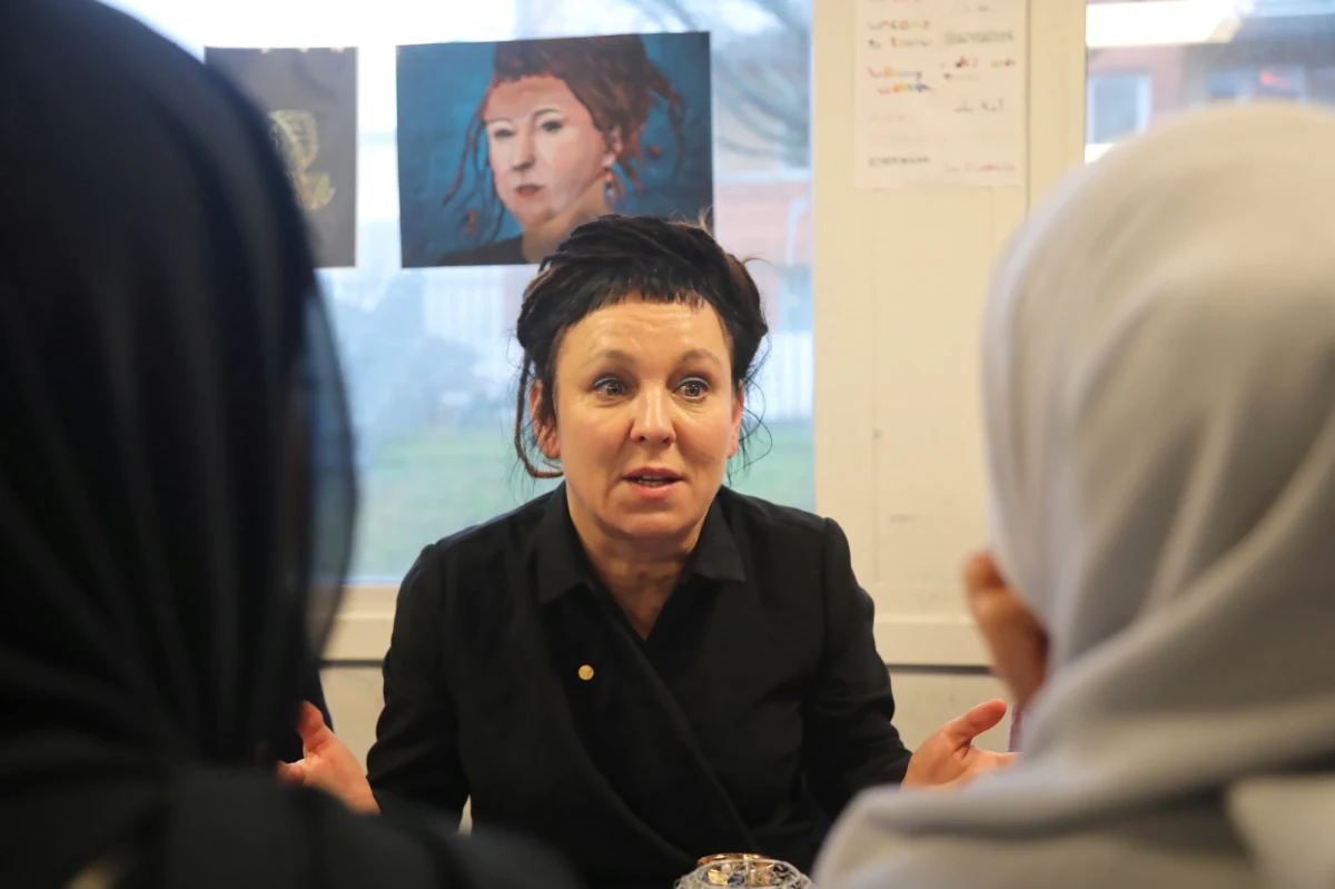 Korowód św. Łucji przywitał noblistkę Olgę Tokarczuk w szkole w imigranckiej dzielnicy Rinkeby w Sztokholmie. Polska pisarka, laureatka literackiej nagrody Nobla za rok 2018, odebrała we wtorek z rąk króla Szwecji złoty medal i dyplom.