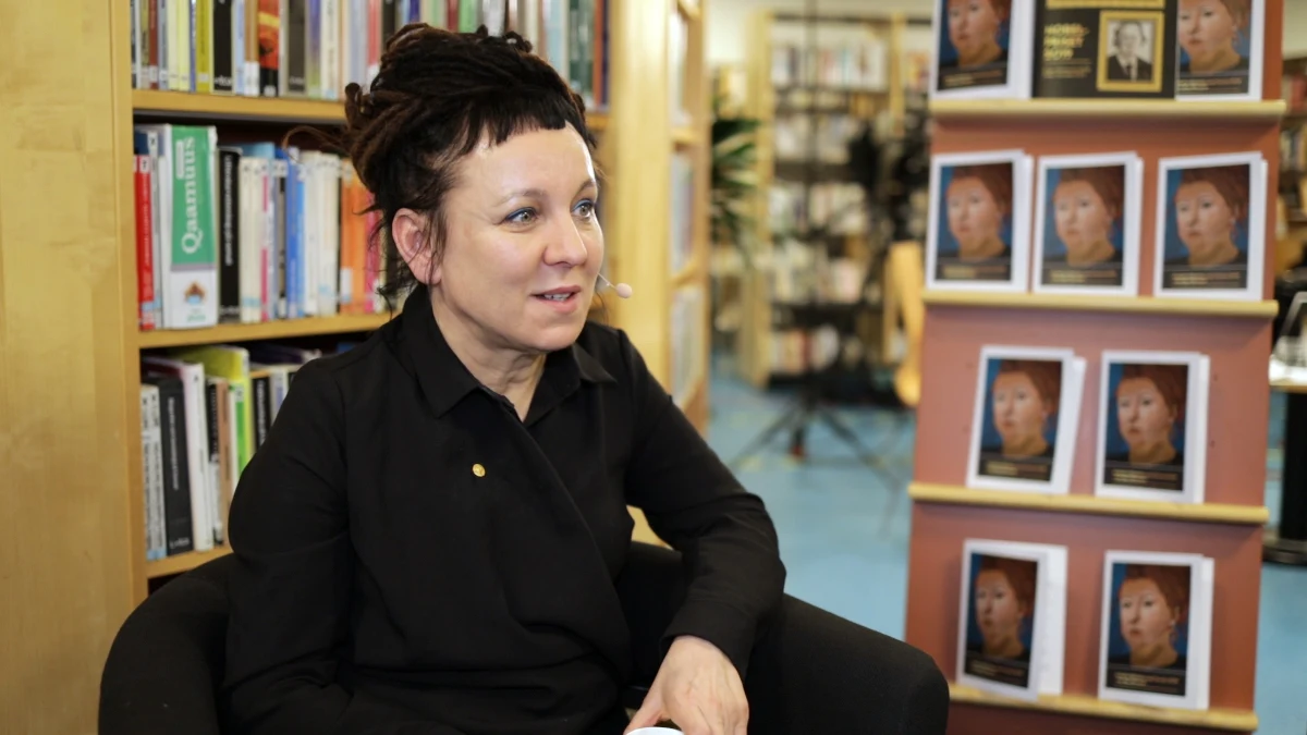 "Było cudownie, bardzo się wzruszyłam. Patrząc na te dzieci - kolorowe, w różnych ubraniach, witające mnie w różnych swoich językach - pomyślałam, jakie to bogactwo sobie Szwecja przygarnęła wraz z imigrantami. Jaki to jest potencjał różnych sposobów myślenia, wrażliwości, puli genetycznej" - mówiła w Popołudniowej rozmowie w RMF FM Olga Tokarczuk, wspominając swoje spotkanie - dzień po odebraniu literackiego Nobla - z uczniami w imigranckiej dzielnicy Sztokholmu, Rinkeby. "Zawsze w takich momentach jest mi po prostu wstyd za ten straszny 2014 rok, kiedy Polska nie przyjęła imigrantów. Nigdy nie potrafię tego zrozumieć" - zaznaczyła.