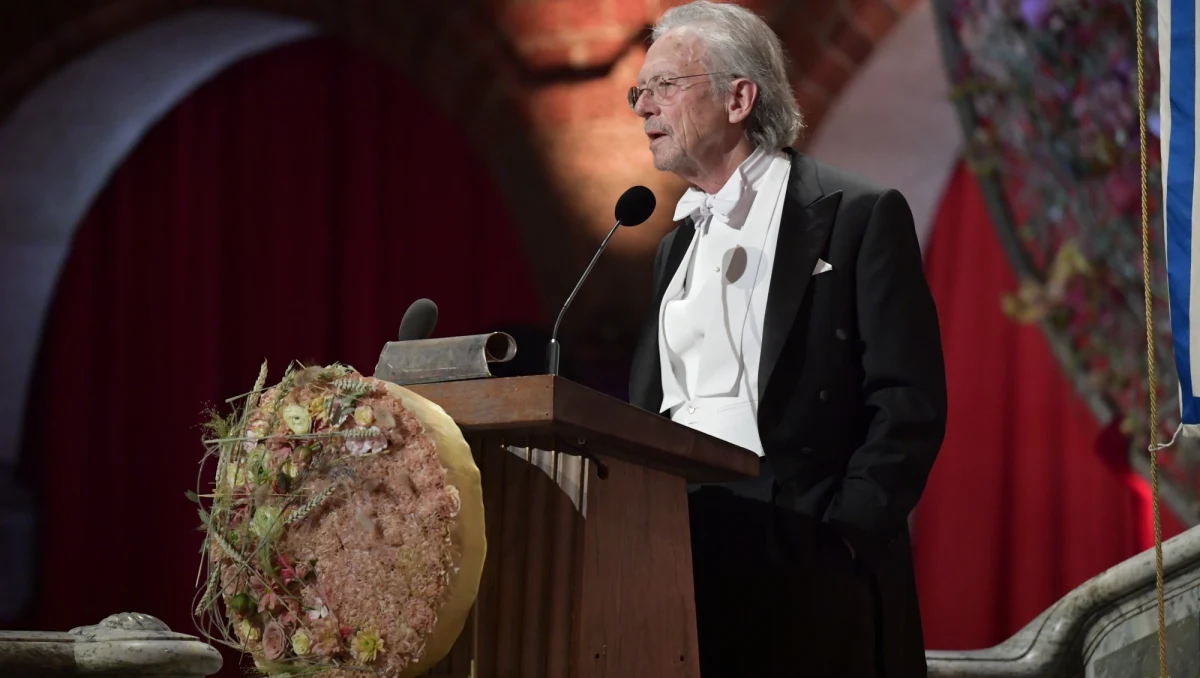 Laureat tegorocznej Literackiej Nagrody Nobla Peter Handke został w środę uznany za persona non grata przez władze Sarajewa oraz Kosowa. To efekt kontrowersyjnych opinii, jakie Handke wygłaszał na temat wojny w byłej Jugosławii.