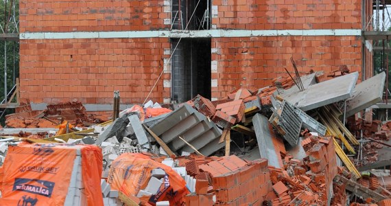 Jest akt oskarżenia wobec Mateusza H., który jest podejrzany o wysadzenie budowanego apartamentowca w Bielsku-Białej - dowiedział się reporter RMF FM. Młody mężczyzna - określany w mediach jako ekoterrorysta - usłyszał w sumie 20 zarzutów. 