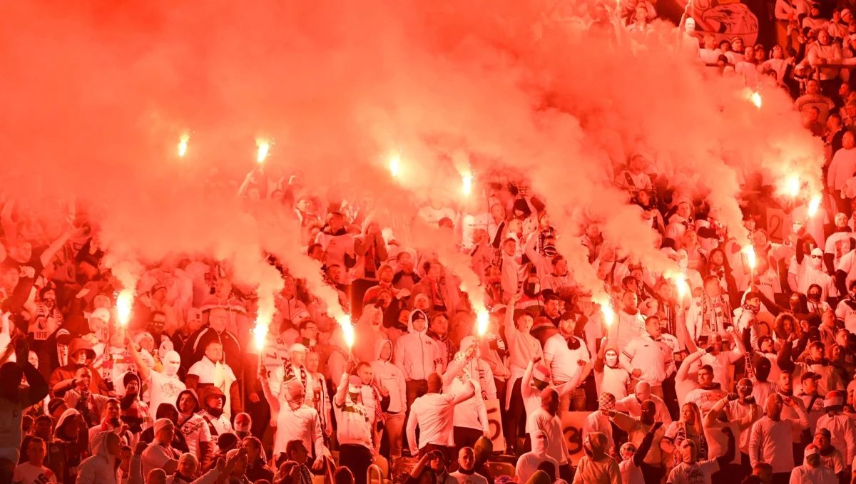 Wojewoda dolnośląski Jarosław Obrembski na wniosek policji zamknął stadion Śląska Wrocław na najbliższy mecz piłkarskiej ekstraklasy z Lechem Poznań. To konsekwencja odpalenia fajerwerków przez fanów Wojskowych podczas ostatniego spotkania z Legią Warszawa.