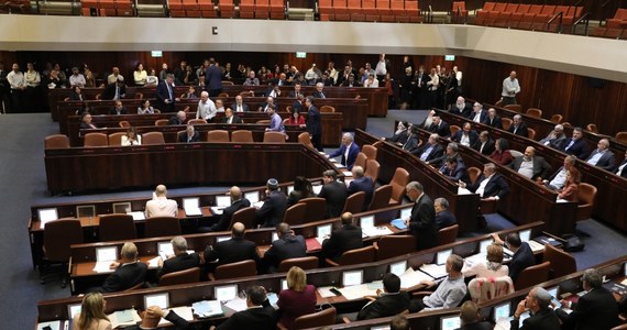 Parlament Izraela, wobec zakończonej fiaskiem próby utworzenia rządu, podjął dziś nad ranem decyzję o samorozwiązaniu. Nowe wybory parlamentarne odbędą się 2 marca 2020 roku. Będzie to trzecie głosowanie w Izraelu w ciągu niespełna roku.