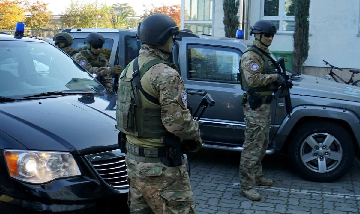 Centralne Biuro Antykorupcyjne zatrzymało cztery osoby w związku z działaniem na szkodę Zakładów Chemicznych Police z Grupy Azoty. Zatrzymani mają być związani ze spółką, która sprzedała Policom akcje afrykańskiej spółki wydobywającej i poszukującej surowców mineralnych w Afryce.