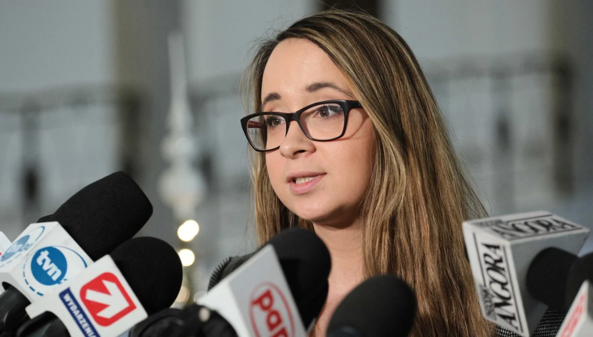 Lewica rozmawia o tym, aby wynagrodzenie posłów, ale też i samorządowców i urzędników ze spółek Skarbu Państwa, było powiązanie z wysokością płacy minimalnej. Politycy i osoby zasiadające w spółkach mieliby zarabiać wielokrotność najniższego wynagrodzenia. 