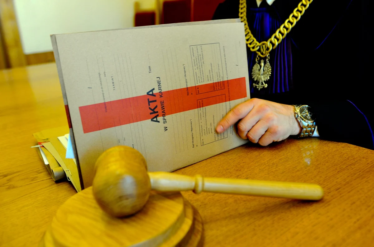 Jest postępowanie rzecznika dyscyplinarnego w sprawie sędziów, pytających Sąd Najwyższy o ważność powołań sędziów, których powołanie opiniowała nowa KRS. Rzecznik dyscypliny sędziowskiej poinformował o wszczęciu postępowania wyjaśniającego wobec trójki sędziów Sądu Apelacyjnego w Katowicach, którzy jego zdaniem mogli dopuścić się złamania prawa. 