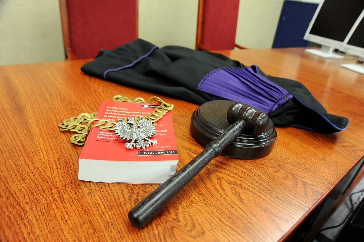 Będzie kolejna nowelizacja ustaw o sądach powszechnych i Sądzie Najwyższym - dowiedział się reporter RMF FM Patryk Michalski. Prawo i Sprawiedliwość przygotowało zmiany dyscyplinujące sędziów w związku z niedawnym wyrokiem Trybunału Sprawiedliwości Unii Europejskiej. Tylko w RMF FM publikujemy założenia gotowego już projektu. Sędziom sądów powszechnych będzie groziło przeniesienie do innego miejsca pracy albo usunięcie z zawodu. Do katalogu kar wprowadzona zostanie również kara pieniężna w wysokości miesięcznego wynagrodzenia z dodatkami.