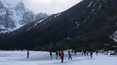 "Ludzie zachowują się jak barany''. Turyści spacerują po lodzie na Morskim Oku
