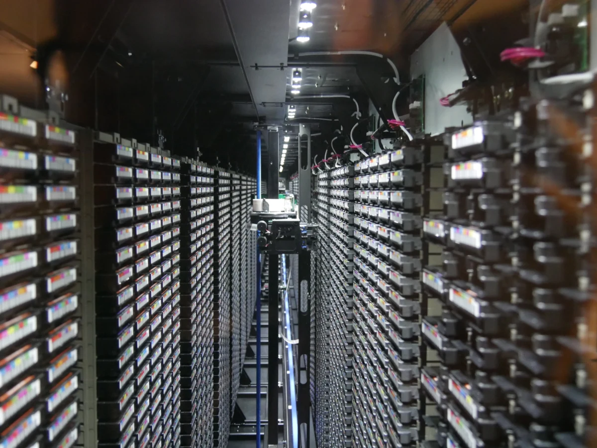 To tam w 1989 roku Tim Berners-Lee wymyślił World Wide Web (WWW). To tam powstała pierwsza strona internetowa. To tam przechowuje się do dziś pierwszy komputer, który pełnił rolę serwera internetowego. CERN Data Center jest dziś sercem Grid, czyli całej sieci centrów komputerowych, które współpracują ze sobą po to, żeby zapewnić wystarczającą możliwość przetwarzania danych, pochodzących z eksperymentów Wielkiego Zderzacza Hadronów. Pracuje tam 15 dziś tysięcy serwerów, a dane - na zawsze - zapisywane są na 30 tysiącach taśm magnetycznych.