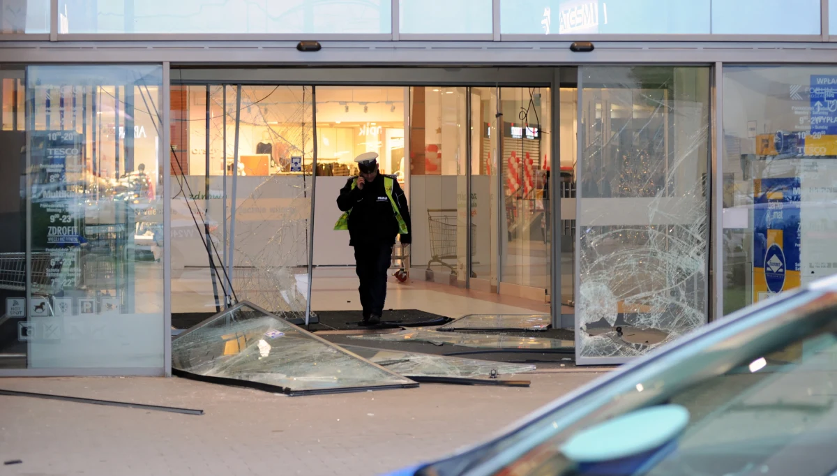 ​Napad na sklep jubilerski w Koszalinie. Złodzieje wjechali samochodem do galerii handlowej i ukradli biżuterię. Sprawcy są w tej chwili poszukiwani przez policję. 