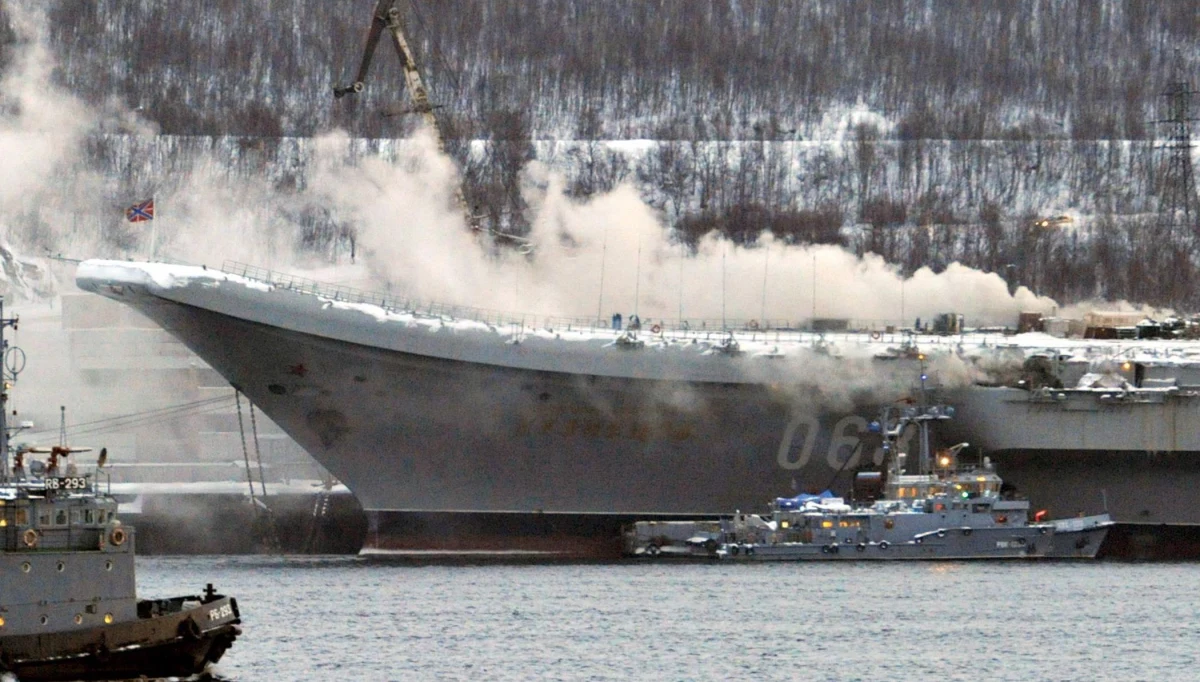 W pożarze na remontowanym w stoczni w Murmańsku rosyjskim lotniskowcu Admirał Kuzniecow poszkodowanych zostało dziesięć osób - podała agencja TASS, powołując się na źródła w służbach ratunkowych. Wcześniej informowano o kilku poszkodowanych. Większość zatruła się produktami spalania.