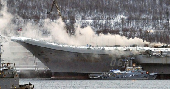 W pożarze na remontowanym w stoczni w Murmańsku rosyjskim lotniskowcu Admirał Kuzniecow poszkodowanych zostało dziesięć osób - podała agencja TASS, powołując się na źródła w służbach ratunkowych. Wcześniej informowano o kilku poszkodowanych. Większość zatruła się produktami spalania.
