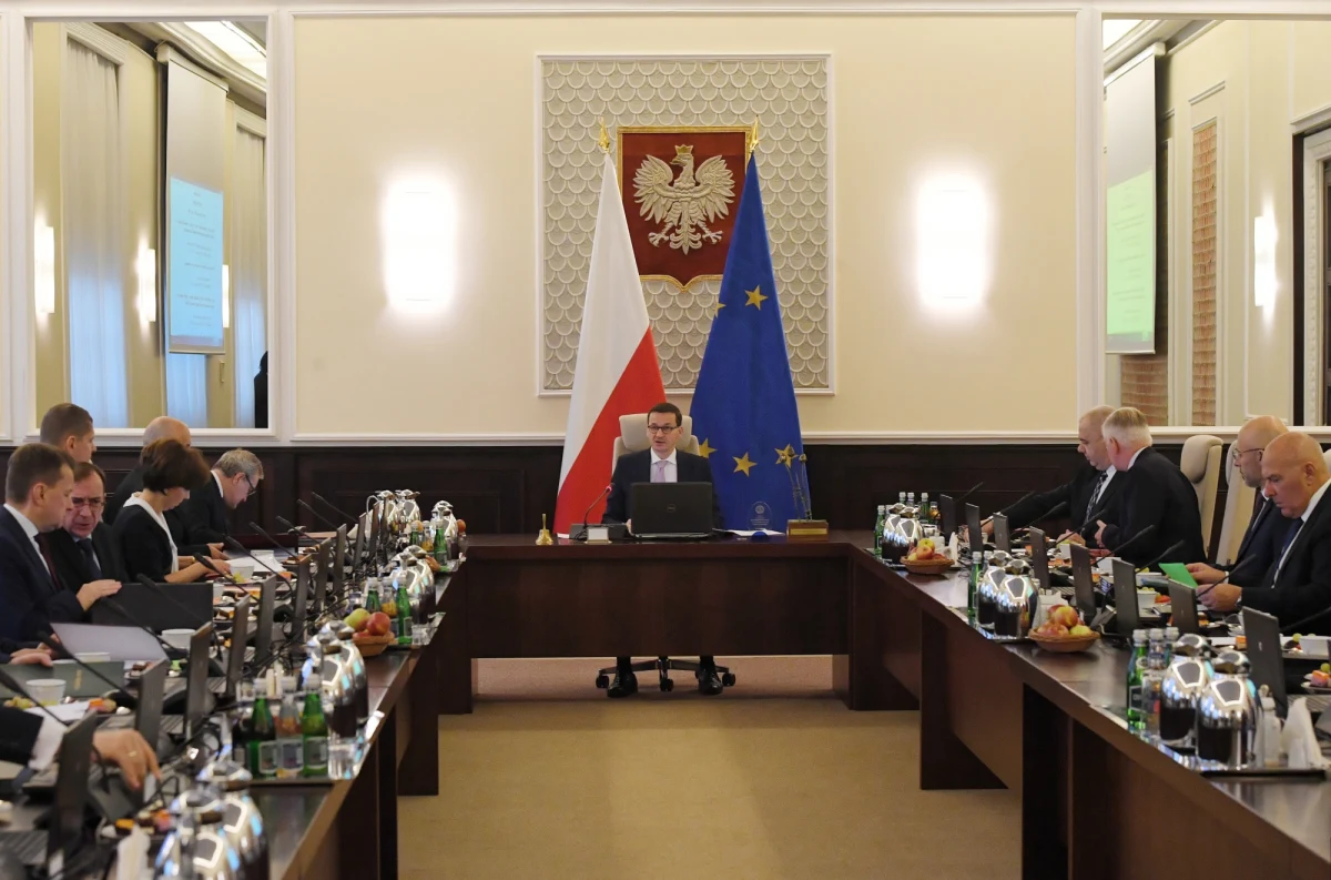 Rząd szykuje sposób na ominięcie ustawy o zatrudnianiu posłów w ministerstwach. Chce powołać "Pełnomocnika rządu ds. reformy nadzoru właścicielskiego nad spółkami Skarbu Państwa". Jak dowiedział się nieoficjalnie reporter RMF FM - tylko po to, żeby zrobić wiceministrem aktywów państwowych jednego z posłów koalicji. 