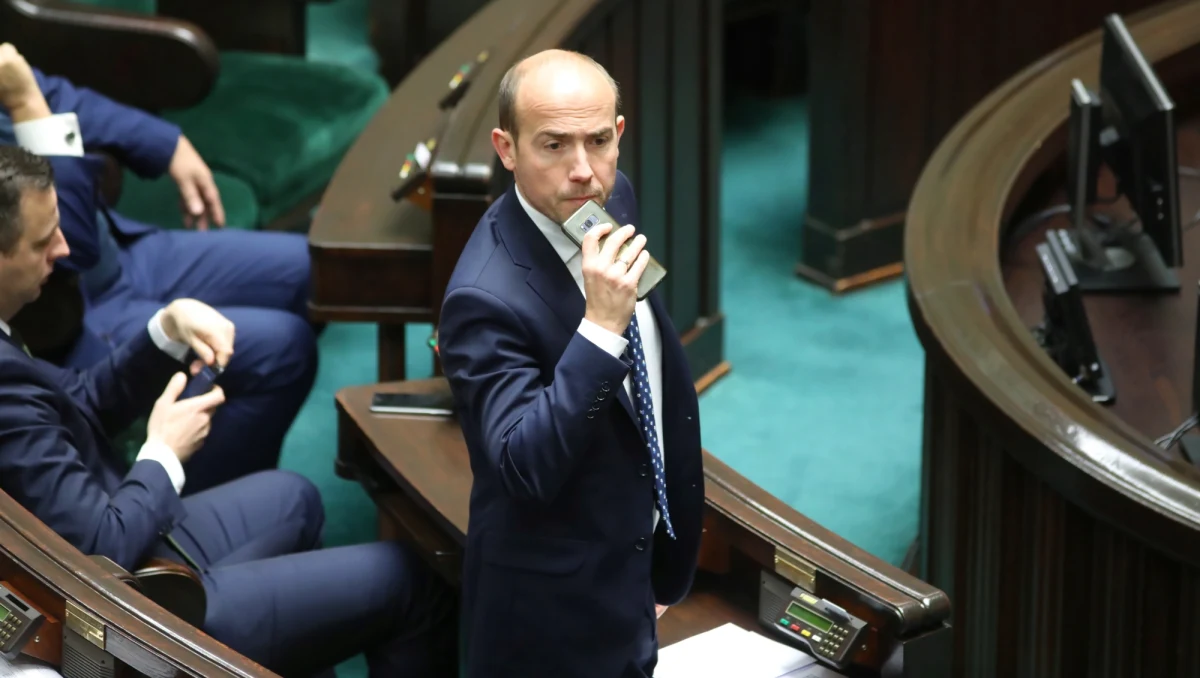 "PiS idzie na zwarcie, PiS próbuje rozpocząć kolejną bitwę z polskimi sądami, w której (…) chodzi o to, by całkowicie podporządkować władzę sądowniczą władzy wykonawczej, (…) by to politycy decydowali o tym, jakie wyroki będą zapadały w polskich sądach" - tak poseł Koalicji Obywatelskiej Borys Budka skomentował ujawniony przez RMF FM PiS-owski projekt zmian w prawie, sprowadzających się do dyscyplinowania sędziów. "To jest wojna rządu o to, żeby w Polsce przestały istnieć standardy demokratyczne, żebyśmy byli krajem na wzór autorytarnej Turcji czy Rosji" - skomentował.