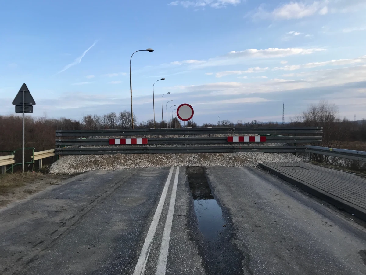 Wojsko zbuduje most tymczasowy w Ostrowie koło Tarnowa, ale tylko dla pieszych i aut osobowych – taka decyzja została podjęta po tym, jak Starostwo Powiatowe w Tarnowie zadeklarowało, że nie zamierza mostu remontować. Ten został zamknięty z powodu złego stanu technicznego. Jego remont miałby kosztować tyle, co postawienie nowej przeprawy, a taka jest już w planach.