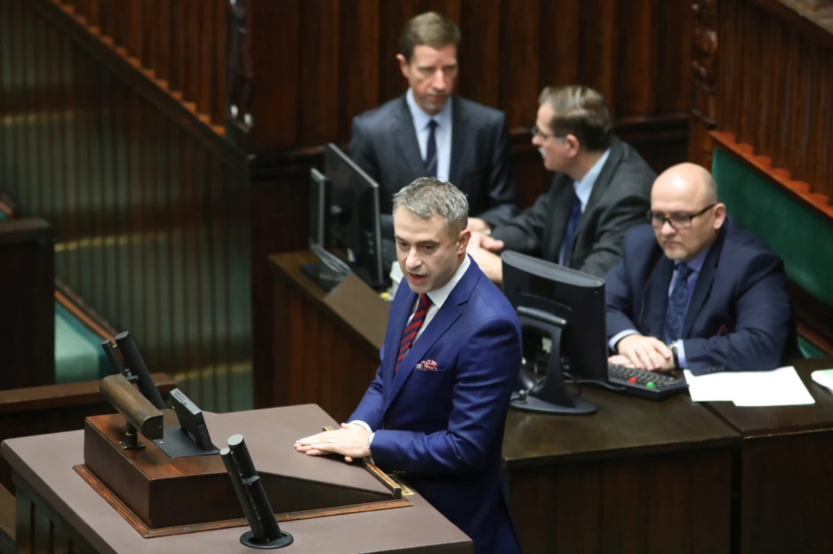 Prawo i Sprawiedliwość chce w bezczelny sposób dyscyplinować polskich sędziów, którzy mają odwagę powiedzieć "nie" niszczeniu polskiej konstytucji, deptaniu polskiej demokracji i niszczeniu wiarygodności polskich sądów – tak szef klubu Lewicy Krzysztof Gawkowski komentuje PiS-owski projekt dyscyplinujący sędziów. PiS po raz kolejny zamiast reformować wymiar sprawiedliwości i wprowadzić w życie orzeczenie TSUE proponuje rozwiązania, które mają na celu tylko i wyłącznie założenie swego rodzaju knebla na usta polskich sędziów – dodał szef klubu KO Borys Budka.