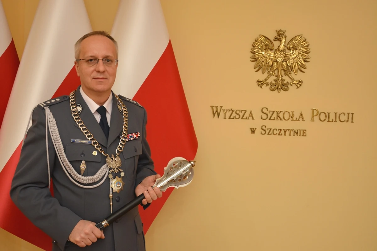 Komendant Wyższej Szkoły Policji w Szczytnie zwolnił ze służby ze skutkiem natychmiastowym jednego z wykładowców, który doniósł na niego do prokuratury - dowiedział się reporter RMF FM Krzysztof Zasada. Chodzi o badaną już przez śledczych sprawę habilitacji komendanta, w której miał on wykorzystać wyniki prac swoich podwładnych.