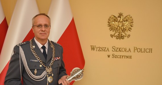 Komendant Wyższej Szkoły Policji w Szczytnie zwolnił ze służby ze skutkiem natychmiastowym jednego z wykładowców, który doniósł na niego do prokuratury - dowiedział się reporter RMF FM Krzysztof Zasada. Chodzi o badaną już przez śledczych sprawę habilitacji komendanta, w której miał on wykorzystać wyniki prac swoich podwładnych.