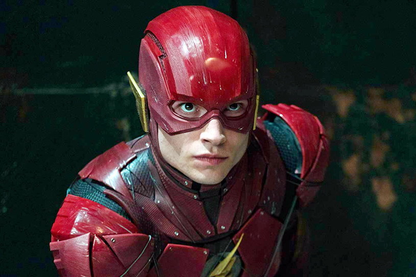 Skandale obyczajowe związane z Ezrą Millerem sprawiły, że premiera komiksowego widowiska "The Flash" z jego udziałem stanęła pod znakiem zapytania. Ostatecznie jednak producenci zdecydowali, że film trafi do kin 23 czerwca przyszłego roku. Teraz studio Warner Bros. zdecydowało się nieco przyspieszyć premierę. "The Flash" trafi na ekrany już 16 czerwca 2023 roku. Co się dzieje?