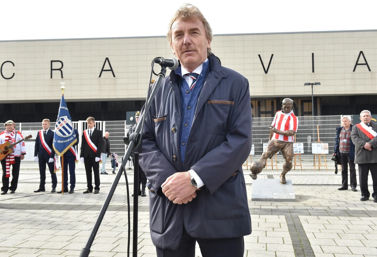 Józef Boniek zmarł wczoraj w Bydgoszczy, o godz. 14:55. Miał 88 lat. Był piłkarzem ekstraklasowym. W barwach Polonii Bydgoszcz rozegrał 60 meczów w najwyższej klasie rozgrywkowej, a grał tak twardo, że napastnicy bali się przejść obok niego.