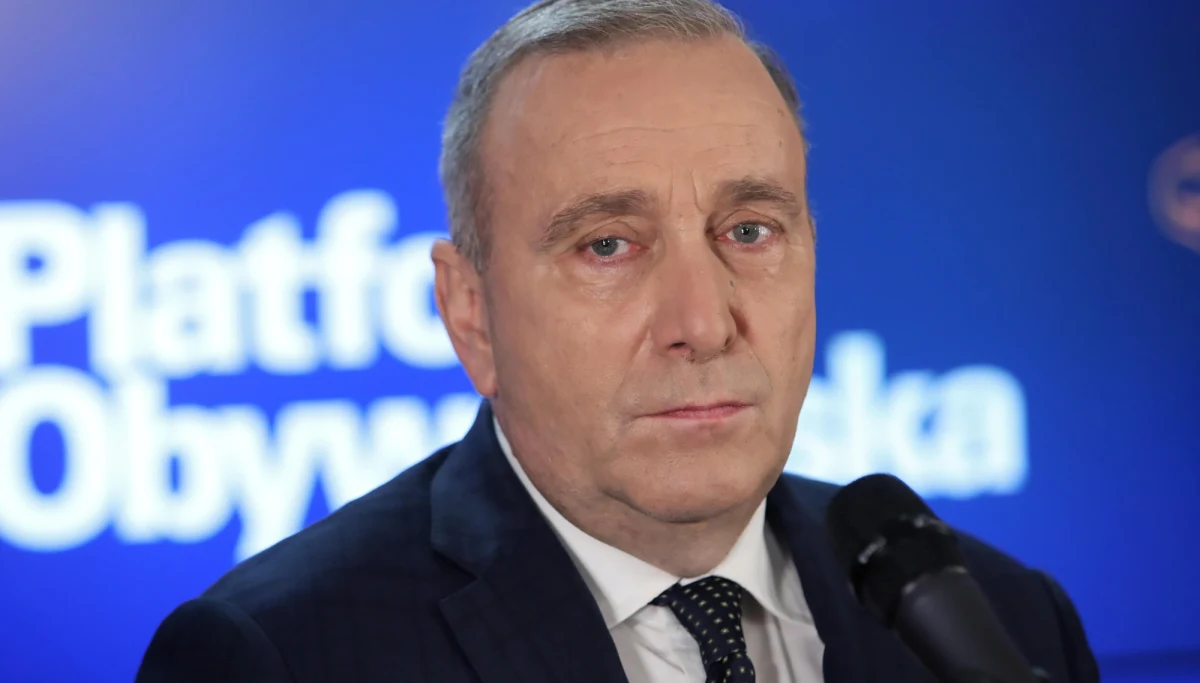 Wprowadzana pod osłoną nocy w rocznicę stanu wojennego ustawa specjalna łamiąca kręgosłupy sędziom to hańba. Każdy sędzia, który założy mundur PiS, będzie potępiony i rozliczony - oświadczył lider PO Grzegorz Schetyna.