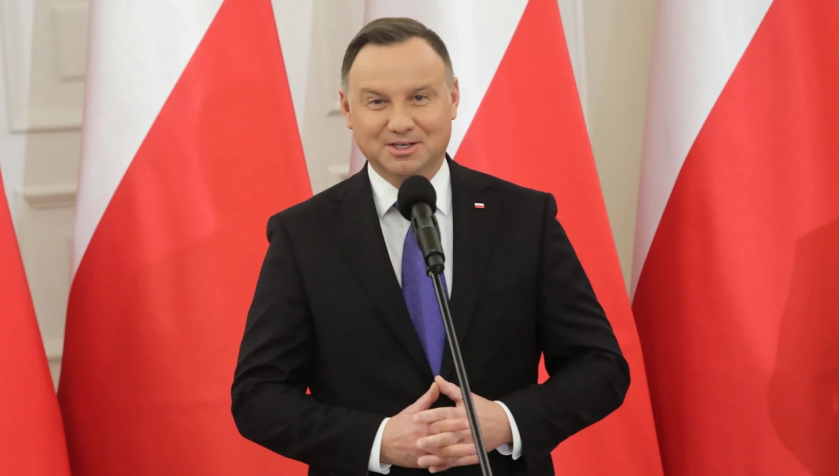 Prezydent Andrzej Duda popiera projekt zmian w sądownictwie, który wczoraj w Sejmie złożyli posłowie Prawa i Sprawiedliwości. Według nowych ustaw, za kwestionowanie statusu innych sędziów będzie groziła najsurowsza kara traktowana jako wykroczenie przeciwko wymiarowi sprawiedliwości. Zdaniem opozycji to "wojna totalna", zdaniem samych sędziów to "kneblowanie ich wolności".