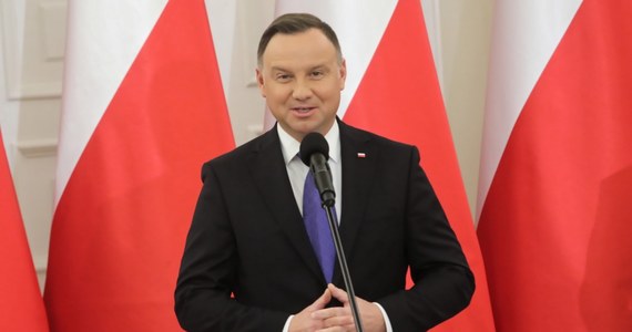 Prezydent Andrzej Duda popiera projekt zmian w sądownictwie, który wczoraj w Sejmie złożyli posłowie Prawa i Sprawiedliwości. Według nowych ustaw, za kwestionowanie statusu innych sędziów będzie groziła najsurowsza kara traktowana jako wykroczenie przeciwko wymiarowi sprawiedliwości. Zdaniem opozycji to "wojna totalna", zdaniem samych sędziów to "kneblowanie ich wolności".