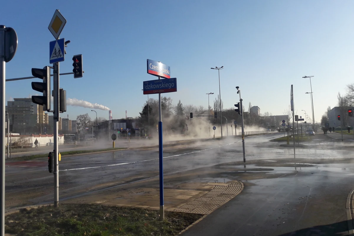 Awaria ciepłownicza na warszawskim Mokotowie usunięta. Jak zapewnia spółka Veolia Energia Warszaw, ciepło dociera już do wszystkich mieszkań. Do wieczora nie będzie go jedynie w jednym z pawilonów handlowych.